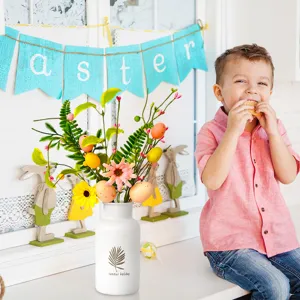 Künstliche Oster-Blumenarrangements mit bunten Eiern und Beeren für die Frühlingsdekoration.