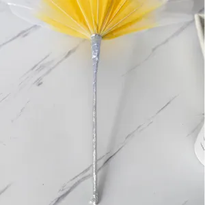 Gros plan détail de tige de fleur en résille pivoine artificielle, design argenté fait main.