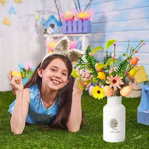 Künstliche Osterblumen Zweige mit Eukalyptus Beeren und bunten Ostereiern für Deko.