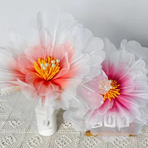 Vue de détail de fleur de pivoine en filet de soie artificielle, beau décor pour mariage.