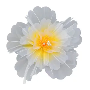 Détail de fleur de pivoine artificielle en soie, design en maille élégant pour mariage.