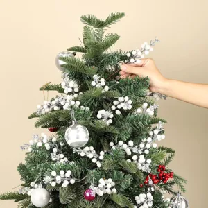 Nahaufnahme von weißen künstlichen Beeren zweigen am Weihnachtsbaum Dekoration