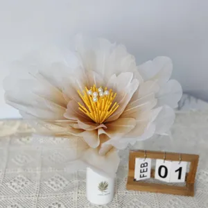 Gros plan détaillé de fleur de pivoine artificielle en tulles avec étamines jaunes et perles.