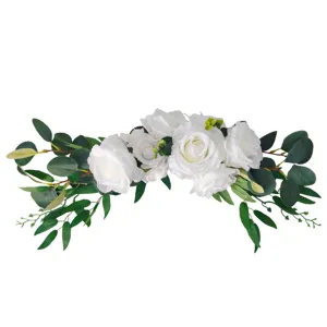 Composizione floreale di rose bianche ed eucalipto per decorazione di arco nuziale