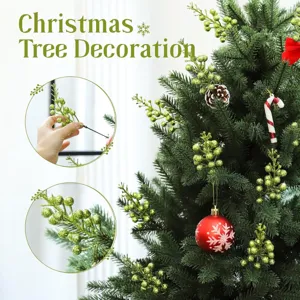 Detailansicht von grünen Glitzer-Beerenpicks zur Dekoration eines Weihnachtsbaums.