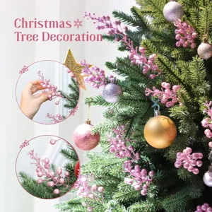 Detailansicht pinkfarbener Glitzer-Beerenstecker zur Dekoration eines Weihnachtsbaums.