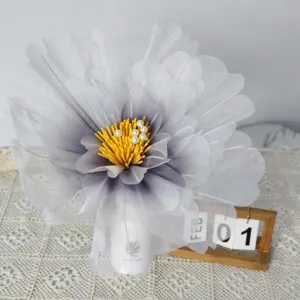 Fleur de pivoine artificielle en filet detail decoration mariage arrangement floral faux vase