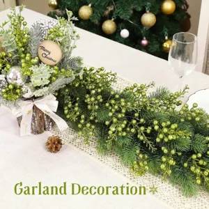 Nahaufnahme der künstlichen Weihnachtsgirlande mit grünen Glitzerbeeren auf dem Tisch