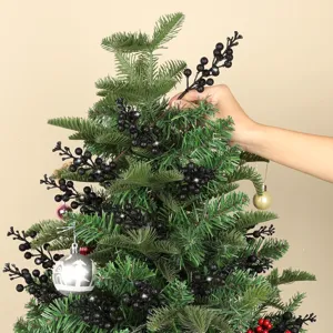 Detailaufnahme von schwarzen Glitzerbeeren-Zweigen an einem künstlichen Weihnachtsbaum.