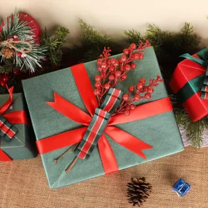 Nahaufnahme von funkelnden roten Glitzerbeeren auf einer Weihnachtsgeschenkbox