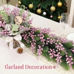 Detailansicht der rosa Glitzerbeeren-Girlande mit festlichem Merry Christmas Anhänger
