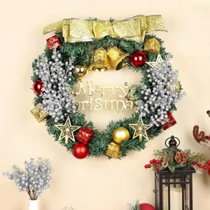 Detailansicht eines festlichen Weihnachtskranzes mit silbernen Beeren und Goldschmuck