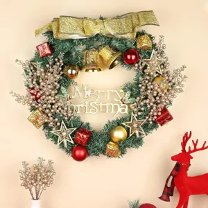 Nahaufnahme eines künstlichen Weihnachtskranzes mit goldenen Beeren und rotem Dekor