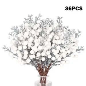 Detailansicht von 36 künstlichen weißen Frostbeeren für die Weihnachtsbaum-Dekoration
