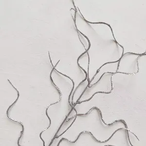 Nahaufnahme von einem silbernen Glitzer-Deko-Weihnachtsbaum-Zweig mit Locken-Struktur