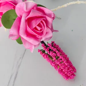 Nahaufnahme von dunkelrosa künstlichen Schaumrosen mit realistischen Details und Blättern