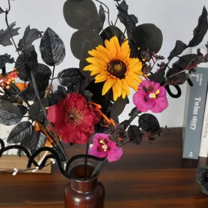 Detail van Halloween kunstbloemen boeket, zwarte bladeren en zonnebloem feest decor