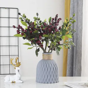 Bouquet di rami di olivo e bacche artificiali con vaso, decorazione ideale per la casa.