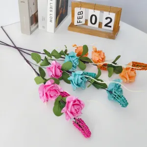 Detailansicht der 3-köpfigen Schaumrosen in Rosa, Blau und Orange für Deko