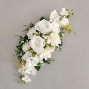 Elegantes weißes Kunstblumengesteck mit Rosen und Orchideen für die Hochzeitsdekoration