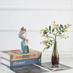 Set vaso con rami di bacche artificiali e statuetta di ragazza in resina arredamento casa decor