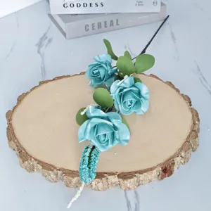 Elegante künstliche Schaumrosen mit drei Köpfen in Cyan auf einer Holzscheibe für Wohndeko