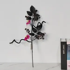 Halloween kunstmatige zwarte tak bloem detail met donkere bladeren en roze bloesems decoratie.