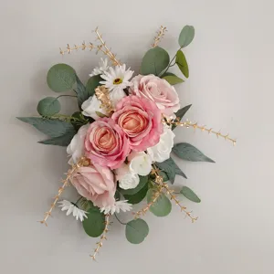 Detailaufnahme von rosa Rosen und Gänseblümchen im künstlichen Hochzeitsgesteck