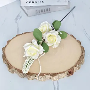 Detailaufnahme von cremefarbenen Schaumrosen auf einer rustikalen Holzscheibe für Deko