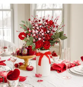 Steli di bacche a cuore di San Valentino in vaso bianco per decorazione tavola romantica