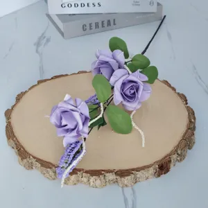 Detailansicht von drei lila Schaumrosen mit grünen Blättern und dekorativen Perlen