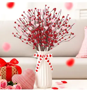 Rami di bacche a forma di cuore per San Valentino in un vaso bianco con confezione
