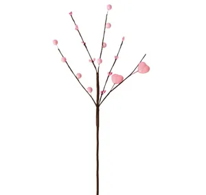 Dettaglio macro dello stelo decorativo di bacche rosa a forma di cuore per San Valentino