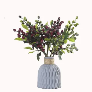 Bouquet di rami di frutta di olivo e bacche artificiali con vaso grigio per soggiorno