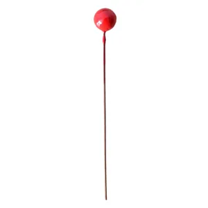 Rama de bayas rojas artificiales de Navidad con bola roja y tallo para la decoración festiva.