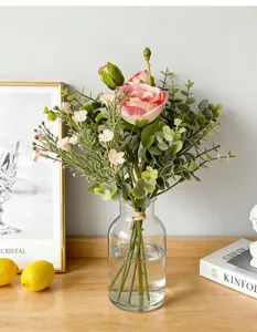 Kunstmatige roos eucalyptus boeket detail, ideaal voor huisdecoratie en bruiloften.