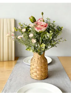 Kunstbloemen boeket met geweven vaas voor huisdecoratie, bruiloft en tafeldecoratie styling