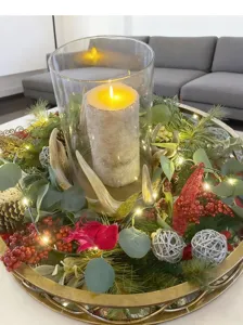 Detailansicht eines Dekokranzes mit LED-Lichtern und künstlichem Eukalyptus auf Tablett