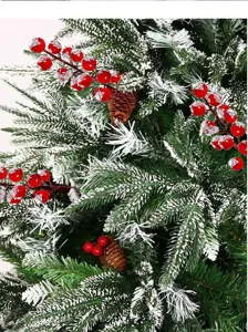 Primer plano de ramas de bayas rojas escarchadas y piñas para decoración de árboles de Navidad.
