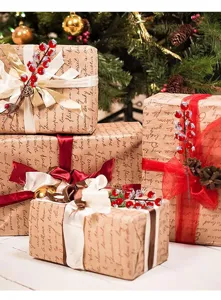 Ramas de bayas rojas escarchadas para decoración de árbol de Navidad y regalos.