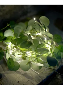 Detailansicht der künstlichen Eukalyptus-Girlande mit warmen LED-Lichterketten Deko