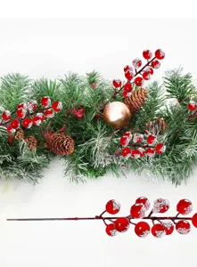 Vista detallada de bayas rojas escarchadas, piñas y agujas de pino para corona de Navidad.