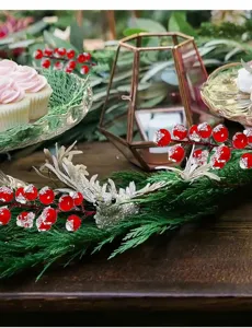 Ramas de bayas rojas artificiales escarchadas para coronas de navidad y decoración festiva.