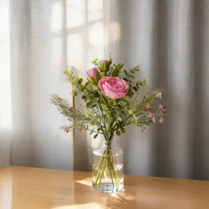 Kunstbloem boeket roze ranonkels heldere glazen vaas woninginrichting hoofdafbeelding