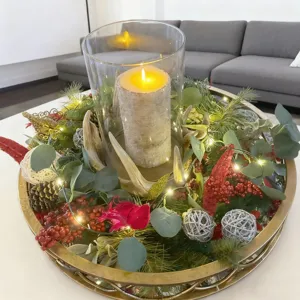 Festlicher künstlicher Eukalyptus-Kranz mit LED-Lichtern und goldenem Tablett-Dekor