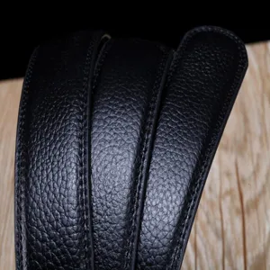 Gros plan d'une ceinture en cuir à motif lychee montrant des coutures fines.