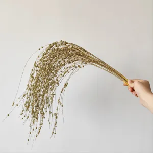 Primo piano di rami di salice piangente glitterati oro per decorazioni