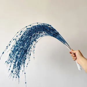 Vista dettagliata di rami di salice blu glitterati per decorazioni natalizie