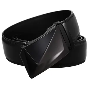 Détail rapproché montrant la boucle géométrique noir mat et la sangle de ceinture en cuir noir