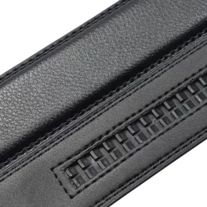 Gros plan d'une ceinture en cuir véritable noir pour homme avec rail de boucle automatique